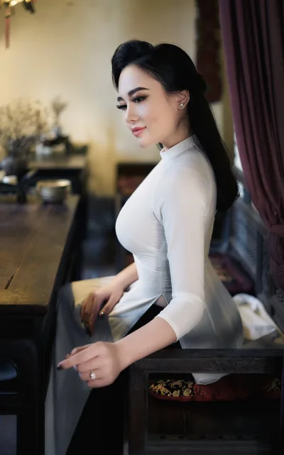 Áo dài trắng mộc mạc cổ kính [ZDPTGH]