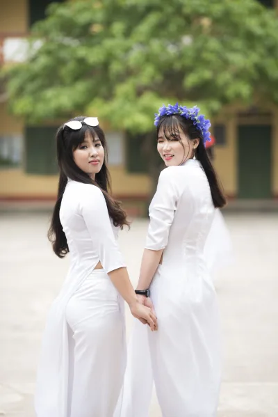 Đằm thắm áo dài trắng chị chị em em [9C6XPP]