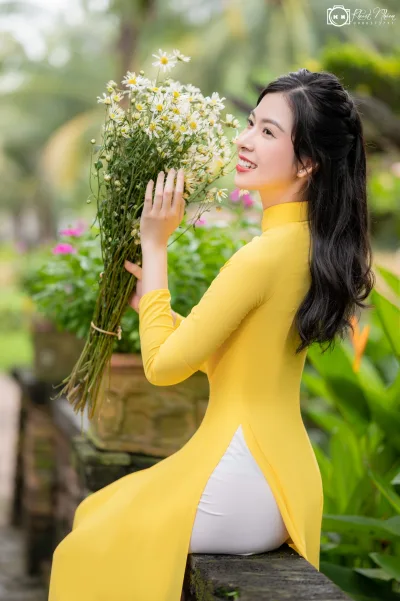 Khoảnh khắc áo dài vàng hút hồn hoa [1L1SJB]