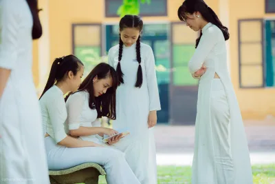Áo dài trắng hình ảnh ghế đá thanh thoát [J5BWDI]