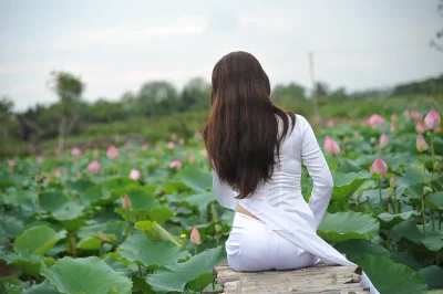 Áo dài trắng girl xinh bên hồ cuốn hút [PXQHUF]