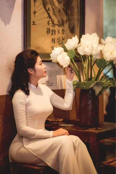 Áo dài trắng kiêu sa cổ kính [8XWXVG]