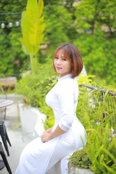 Áo dài trắng dịu dàng ngồi dáng điệu đà [2YA9FE]
