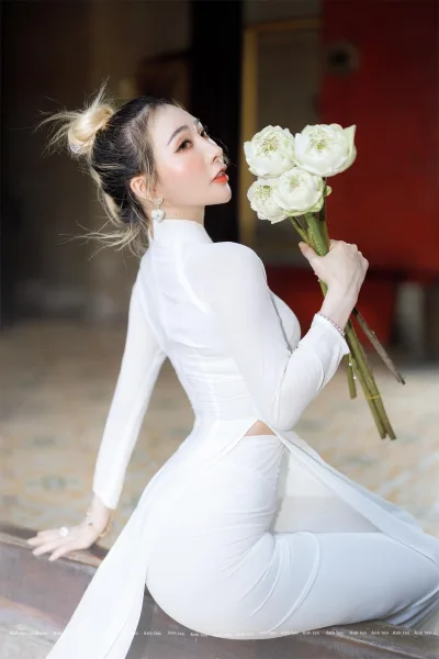 Áo dài trắng mong manh hoa [1YLU3J]