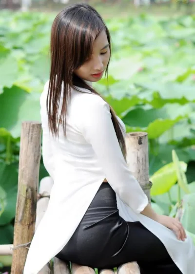 Áo dài trắng người đẹp bên hồ đằm thắm [IXKM5S]