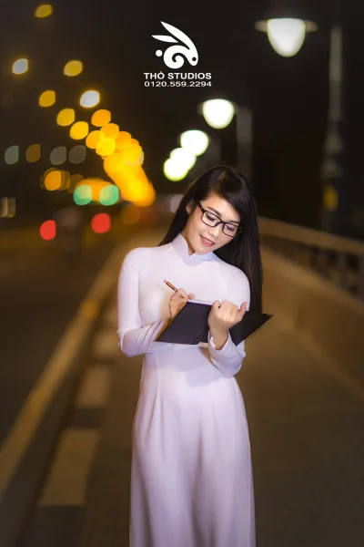 Áo dài trắng loạt ảnh mắt kính cuốn hút [ZBIHRH]