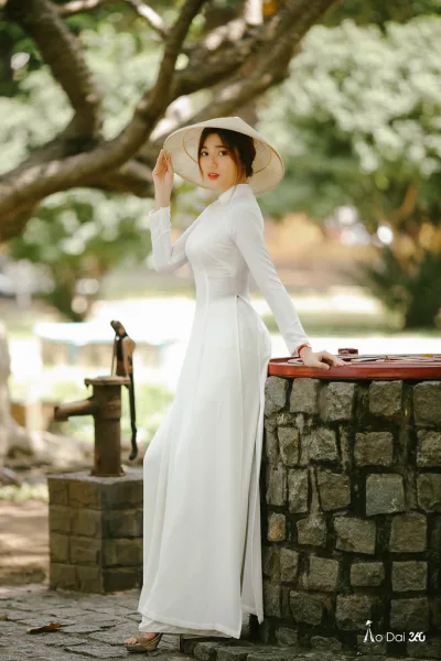 Áo dài trắng e ấp nón lá [OFBNML]