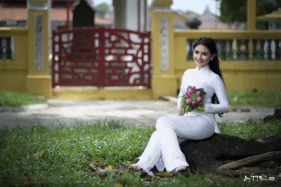 Áo dài trắng thuần Việt hoa sen [NKUF7C]