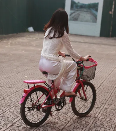 Khoảnh khắc áo dài trắng hiện đại xe đạp [KMFKXD]