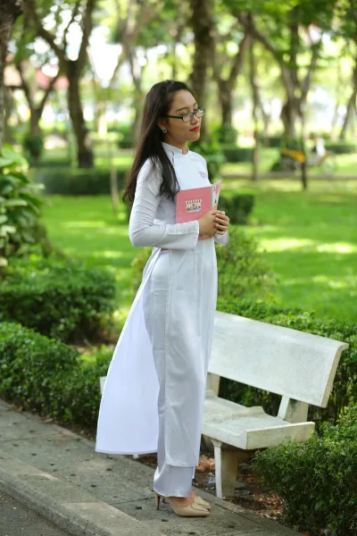Áo dài trắng thiếu nữ mắt kính thướt tha [6PCH0B]