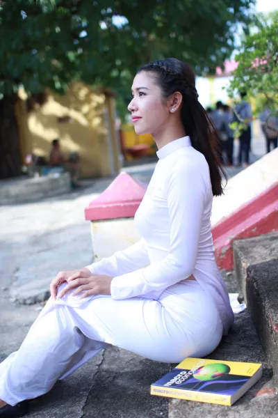 Vẻ đẹp Việt Nam áo dài trắng ngồi dáng điệu đà [7LEVLJ]