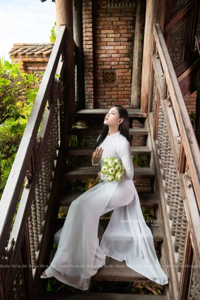 Quý phái áo dài trắng hoa [8OTP8V]