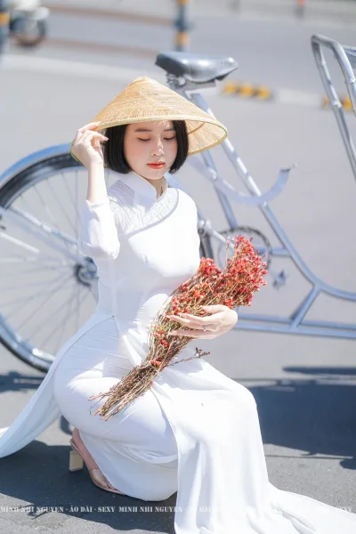 Nữ tính áo dài trắng hoa [C7GLBV]