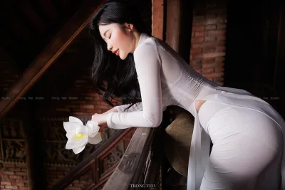 Áo dài trắng hiện đại trong veo studio [E3OZHP]