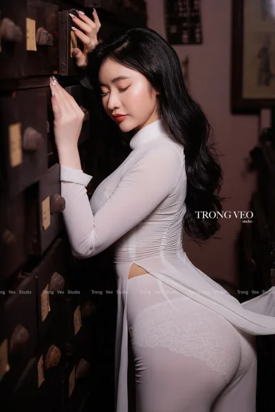 Áo dài trắng người đẹp trong veo studio kiêu sa [DCK4IR]