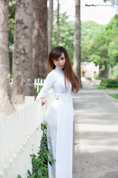 Ảnh nền áo dài trắng thanh nhã [ZRIYD3]