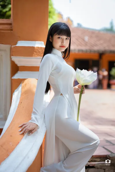 Áo dài trắng cuốn hút hoa [QEMTEU]
