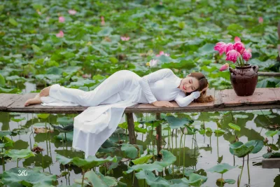 Rửa mắt với ảnh áo dài trắng duyên dáng hoa sen [NMGRXA]