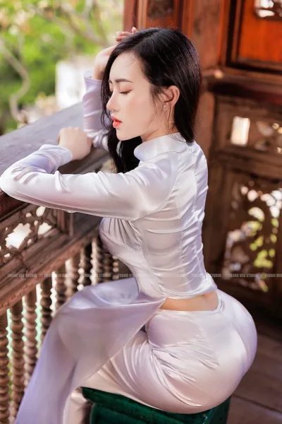 Áo dài trắng ảnh trong veo studio thanh nhã [I1RUXA]