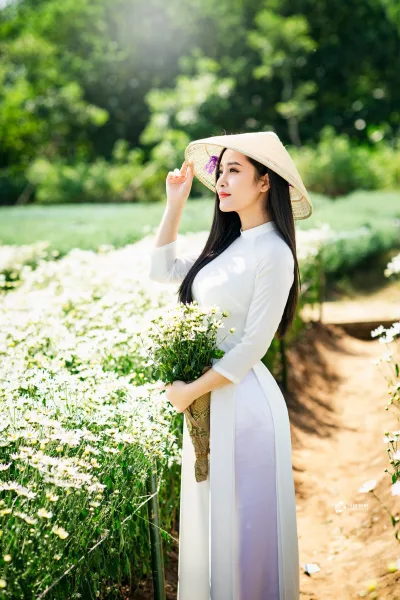 Vẻ đẹp áo dài trắng yêu kiều nón lá [LZTUKN]
