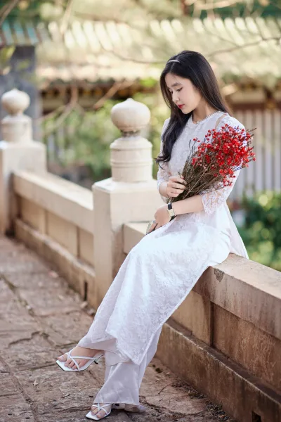Áo dài trắng cách tân hoa kiêu sa [TGU9W5]