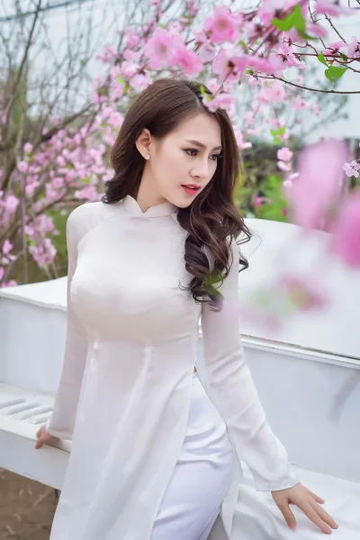 Người đẹp áo dài trắng nền nã hoa đào [2MNWZC]