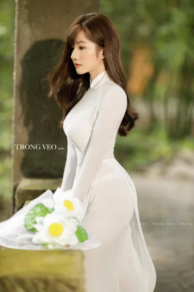Nữ nhân áo dài trắng trang nhã trong veo studio [KQN8G8]