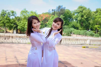 Áo dài trắng chị chị em em duyên dáng [XSHMZX]