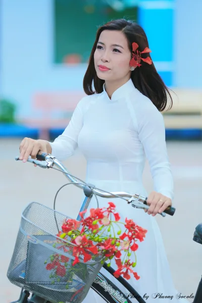 Girl xinh áo dài trắng hài hòa xe đạp [WL1ETG]