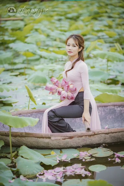 Hot girl áo dài trắng nữ tính hoa sen [L61KMF]