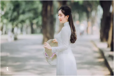 Cách tân áo dài trắng cổ điển [VGUKDS]