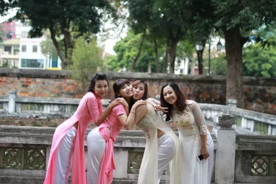 Áo dài trắng thanh nhã cổ kính [W2WFVK]