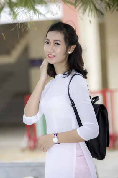 Đằm thắm áo dài trắng cặp táp [ZRU5AI]