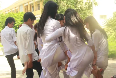 Áo dài trắng rạng rỡ sân trường [CPNJRG]