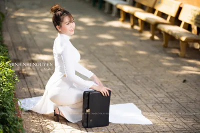 Cách tân áo dài trắng rạng rỡ cặp táp [YK0EKX]