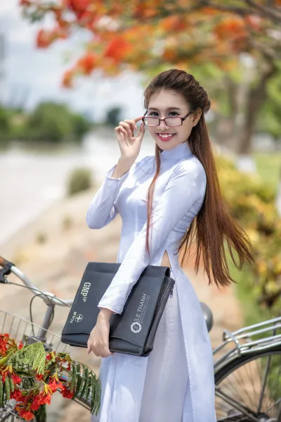 Tinh tế áo dài trắng hoa phượng [GUDQVB]