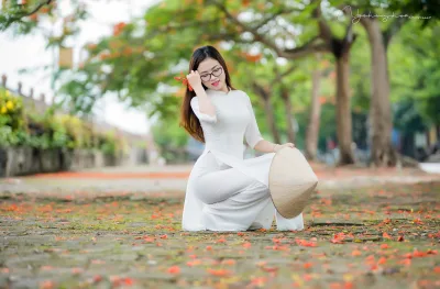 Áo dài trắng hoa phượng e ấp [Y2F9SB]