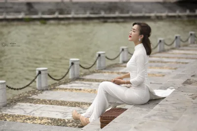 Rửa mắt với ảnh áo dài trắng nền nã bên h? [LSJJ5I]