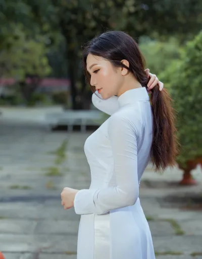 E ấp áo dài trắng tinh khôi [RUNKAH]