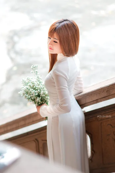 Áo dài trắng lễ chùa vẻ đẹp Việt Nam [J5KQO7]