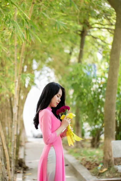 Thiếu nữ áo dài hồng hài hòa [8ZTCFH]
