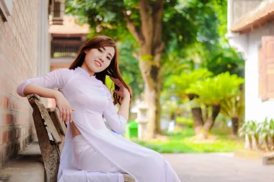 Áo dài trắng hài hòa ghế đá [FTLO4N]