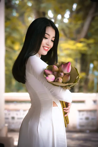 Áo dài trắng hoa sen yêu kiều [AKKUDM]