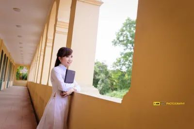 Thiếu nữ áo dài trắng nổi bật lớp học [HGBJPB]