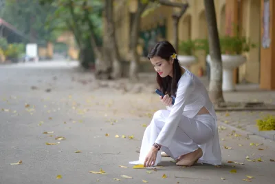 Áo dài trắng ngồi dáng điệu đà yêu kiều [JBDIYH]