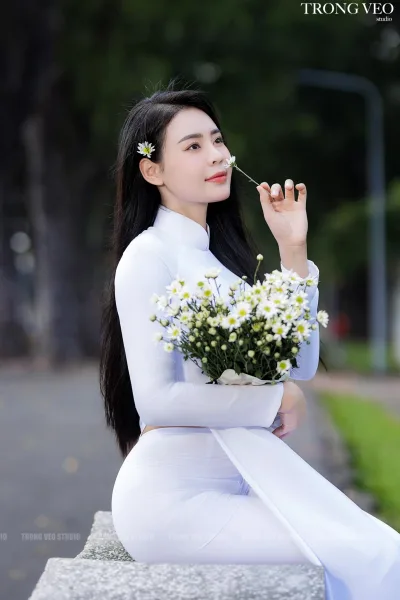 Áo dài trắng trang nhã hoa [1NRX8L]