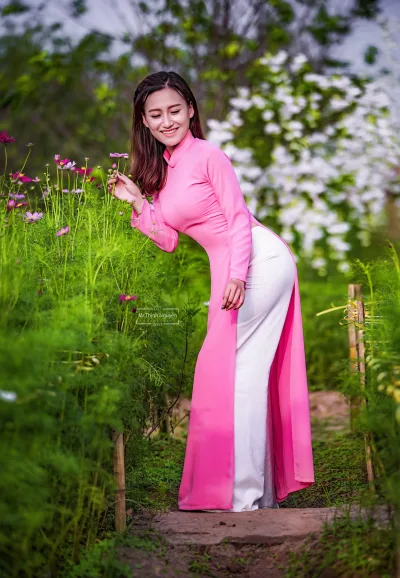 Áo dài hồng nổi bật hoa [5FWRMZ]