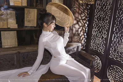 Hot girl áo dài trắng thanh lịch nón lá [FB0QEO]
