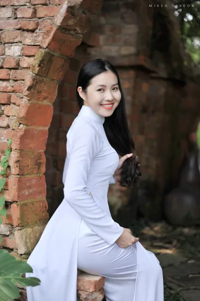 Cách tân áo dài trắng hiện đại tươi tắn [UVDVT5]