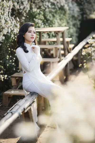 Áo dài trắng hot girl e ấp [VPHCMK]